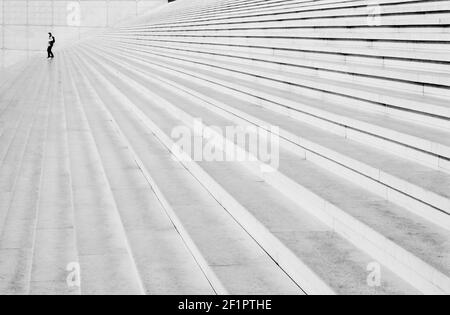 2002 - Paris La Defense - Lone Figure auf den Stufen der Grande Arche bei La Defense Paris Frankreich EU Europa. La Défense ist ein wichtiges Geschäftsviertel, das drei Kilometer westlich der Stadtgrenze von Paris liegt. Es ist Teil der Pariser Metropolregion in der Region Île-de-France.La Grande Arche de la Défense, "der große Bogen der Verteidigung", ursprünglich La Grande Arche de la Fraternité "Fraternity" genannt, ist ein Denkmal und Gebäude im Geschäftsviertel von La Défense. Es ist in der Regel als die Arche de la Défense oder einfach als La Grande Arche bekannt Stockfoto