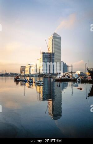 1998 - London Canary Wharf Docklands - One Canada Square Wolkenkratzer allein stehend inmitten der Bauarbeiten am Bau des Geschäftsviertels Canary Wharf in den Londoner Docklands. One Canada Square ist ein Wolkenkratzer in Canary Wharf, London. Es wurde 1991 fertiggestellt und ist mit 235 Fuß (770 m) das dritthöchste Gebäude in Großbritannien.ein Canada Square wurde von César Pelli mit Adamson Associates und Frederick Gibberd Coombes entworfen. Der Name des Gebäudes ist 'One Canada Square', aber es wird oft fälschlicherweise 'Canary Wharf Tower' oder einfach 'Canary Wharf' genannt. Stockfoto