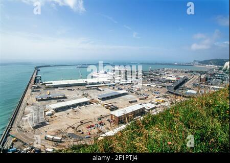 2002 - Dover England UK - der Hafen von Dover von den Weißen Klippen von Dover mit Cross-Channel-Fähren und Lastwagen für ihre Überfahrt nach Frankreich über den Ärmelkanal, Dover, Kent, England, UK, GB, Europa Stockfoto