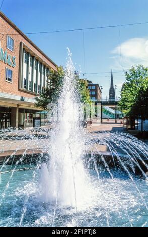 1999 Coventry City Center - Coventry Center Fountain oder Upper Revierbrunnen am Smithford Way und Upper Precinct Shopping Centre In Coventry Market Area, Coventry West Midlands Stockfoto