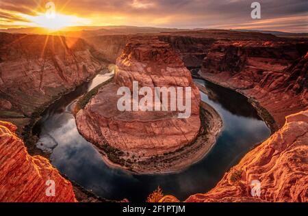 2002 Page Arizona Horseshoe Bend - Sonnenuntergang am Horseshoe Bend auf dem colorado River bei Page, Arizona, USA, Four Corners, Vereinigte Staaten von Amerika, USA. Horseshoe Bend ist ein hufeisenförmiger, eingeschnitzter Mäander des Colorado River, der sich in der Nähe der Stadt Page, Arizona, USA, befindet. Es wird auch als der "Ostrand des Grand Canyon" bezeichnet. Horseshoe Bend kann von der steilen Klippe oben gesehen werden. Horseshoe Bend ist ein Beispiel für einen verschanzten Mäander.der Blick ist 4.200 Fuß (1.300 m) über dem Meeresspiegel, der Colorado River ist auf 3.200 Fuß (980 m) über dem Meeresspiegel, so dass es ein 1.000-Fuß fallen Stockfoto