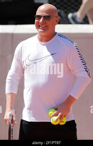 Andre Kirk Agassi (USA) neuer Trainer von Novak Djokovic (SRB) beim Training auf dem Platz 5 während der Roland Garros French Tennis Open 2017, Vorschau, am Mai ...... , 2017, im Roland Garros Stadion in Paris, Frankreich - Foto Stephane Allaman / DPPI Stockfoto