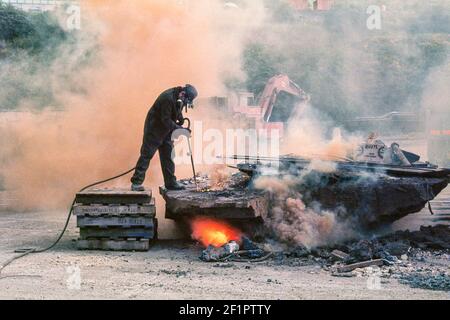 1977 Stocksbridge Sheffield - man mit einer thermischen Lanze Schlackenabfälle aus einem Stahlofen bei Fox's, Stocksbridge Steel Works Stocksbridge Sheffield England GB UK Europa aufschneiden Stockfoto