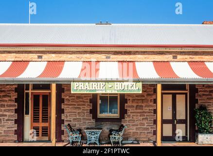 2000 Parachilna South Australia - Prairie Hotel, Parachilna ,Flinders Ranges, South Australia. Das kleine Township Parachilna liegt auf der Ebene westlich der Flinders Ranges in Südaustralien. Parachilna hat sieben Einwohner und sein schlagendes Herz ist das Prairie Hotel. Das Prairie Hotel wurde 1876 zum ersten Mal lizenziert, das heutige Steinhotel ersetzte 1905 die ursprüngliche Struktur. Stockfoto