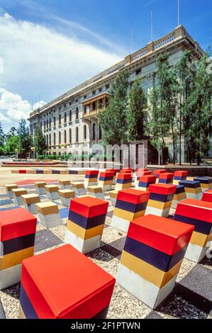 1999 Adelaide South Australia - farbige Blöcke vor dem Parlament von South Australia Parlamentsgebäude, ein stattliches Regierungsbüro mit griechischer Wiederbelebung Architektur, North Terrace, Adelaide, South Australia. Dieser Bereich wird derzeit 2021 renoviert. North Terrace, Adelaide, Südaustralien Stockfoto