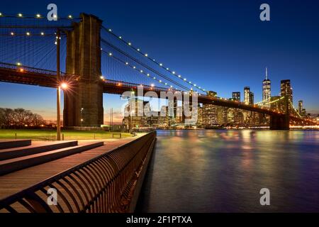 Brooklyn Bridge am Abend mit den Wolkenkratzern von Lower Manhattan, East River. Brooklyn Bridge Park, New York City, USA Stockfoto