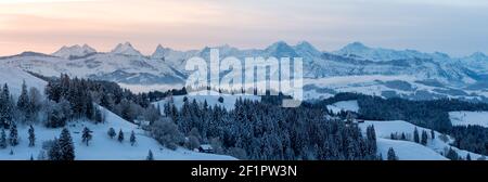 Panoramablick auf einen schönen Wintersonnenaufgang im verschneiten Emmental Stockfoto