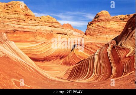 2002 Arizona The Wave - The Wave Arizona ist eine Sandsteinfelsenformation in Arizona, USA, nahe der nördlichen Grenze zu Utah. Die Formation liegt an den Hängen der Coyote Buttes in der Paria Canyon-Vermilion Cliffs Wilderness des Colorado Plateaus. Das Gebiet wird vom Bureau of Land Management (BLM) im Grand Staircase-Escalante National Monument Besucherzentrum in Kanab, Utah, verwaltet. Die Welle besteht aus U-förmigen Tälern, die in Navajo-Sandstein erodiert wurden.der weiche Sandstein ist zerbrechlich, insbesondere die Grate und Rippen der Welle. Stockfoto
