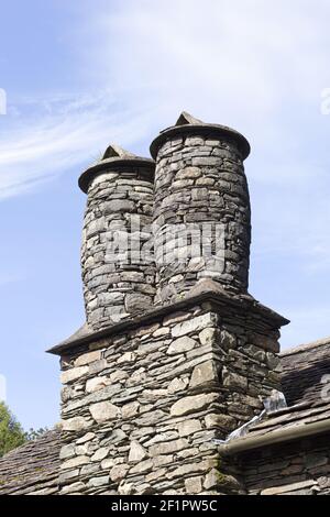 Traditionelle englische Schornsteine im Lake District im Dorf Grasmere, Cumbria, Großbritannien Stockfoto