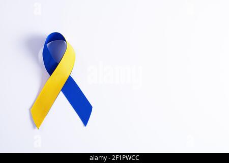 Down-Syndrom Tag mit blau gelben Band Bewusstsein unterstützen Patienten Mit Krankheit Behinderung Stockfoto