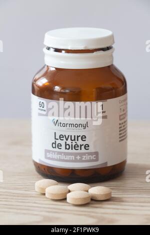 Primelin – Frankreich, 08. Juni 2020 : Flasche Vitarmonyl Bierhefe und Tabletten Stockfoto