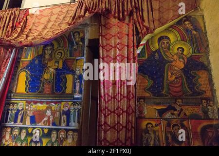 Ein Fresko einer kaukasischen Madonna mit schwarzer Madonna und Jesus in der Kirche unserer Lieben Frau Maria von Zion in Axum, Äthiopien Stockfoto