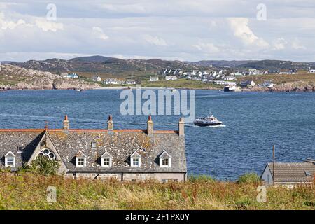 Blick über Sound of Iona von Baile Mor auf Iona, vor der Isle of Mull, Inner Hebrides, Argyll und Bute, Schottland, Großbritannien - der Fährhafen von Fionnphort. Stockfoto