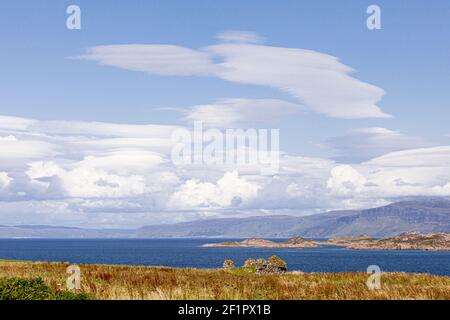 Eine Wolkenformation über der Isle of Mull, Argyll and Bute, Inner Hebrides, Schottland - von Iona aus gesehen Stockfoto