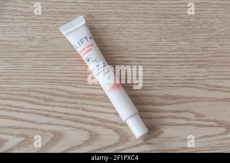 Primelin – Frankreich, 08. Juni 2020 : French Diadermine Anti Dark Circles Creme Tube Stockfoto