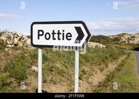 Ein Straßenschild zum herrlich benannten Weiler Pottie auf der Isle of Mull, Inner Hebrides, Argyll and Bute, Schottland, Großbritannien