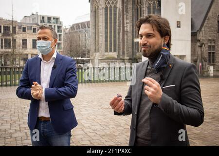 Der Vorsitzende von Open VLD, Egbert Lachaert, und DER VORSITZENDE VON MR, Georges-Louis Bouchez Essen eine "Cuberdon Nase" Süßigkeiten während der ersten Stufe von Die 'Ronde van Belg Stockfoto