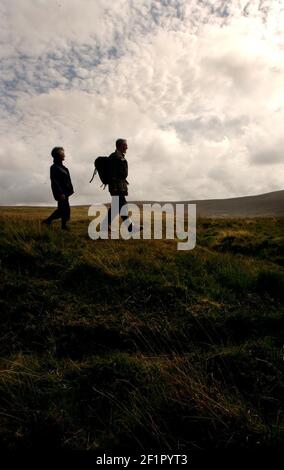 BRIAN UND SHEILA JONES BEIM SPAZIERGANG IM WALD VON BOWLAND,17/9/04 PILSTON Stockfoto