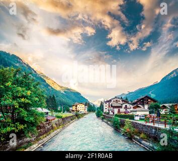 Wunderschöne Flusslandschaft in der alpinen Stadt bei Sonnenuntergang Stockfoto