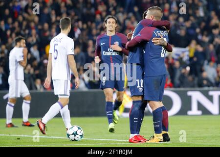 MARCO VERRATTI (PSG) erzielte ein Tor und feierte es in den Armen von Neymar da Silva Santos Junior - Neymar Jr (PSG), Edinson Roberto Paulo Cavani Gomez (psg) (El Matador) (El Botija) (Florestan) kommt, Uro¨s Spajic (RSC Anderlecht) während der UEFA Champions League, Gruppe B, Fußballspiel zwischen Paris Saint-Germain und RSC Anderlecht am 31. Oktober 2017 im Stadion Parc des Princes in Paris, Frankreich - Foto Stephane Allaman / DPPI Stockfoto