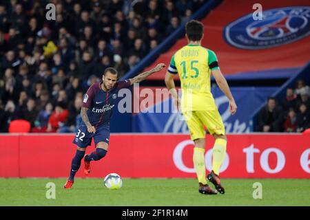 Daniel Alves da Silva (PSG) tritt den Ball während der französischen Meisterschaft Ligue 1 Fußballspiel zwischen Paris Saint-Germain und FC Nantes am 18. November 2017 im Parc des Princes Stadion in Paris, Frankreich - Foto Stephane Allaman / DPPI Stockfoto