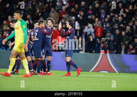 Edinson Roberto Paulo Cavani Gomez (psg) (El Matador) (El Botija) (Florestan) schmetterte das erste Tor, Feier mit Thiago Silva (PSG), Adrien Rabiot (psg), Yuri Berchiche (PSG), Angel Di Maria (psg), Neymar da Silva Santos Junior - Neymar Jr (PSG) während der französischen Meisterschaft Ligue 1 Fußballspiel zwischen Paris Saint-Germain und FC Nantes am 18. November 2017 im Parc des Princes Stadion in Paris, Frankreich - Foto Stephane Allaman / DPPI Stockfoto