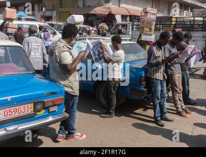 Äthiopien, Addis Abeba - Männer, die die Zeitung vor Addis Merkato lesen. Stockfoto