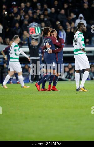 Marco Verratti (psg) erzielte ein Tor, Feier in den Armen von Neymar da Silva Santos Junior - Neymar Jr (PSG) während der UEFA Champions League, Gruppe B Fußballspiel zwischen Paris Saint-Germain und Celtic FC am 22. November 2017 im Parc des Princes Stadion in Paris, Frankreich - Foto Stephane Allaman / DPPI Stockfoto