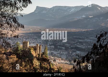 Panoramablick auf Brunnenburg, Schloss Fontana in Meran (Meran) Südtirol - Italien - Südtirol - Südtirol Stockfoto