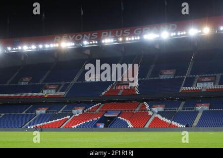 Abbildung des Eiffelturms in Sitzplätzen und über geschriebenen Revons Plus Grand während der französischen Meisterschaft Ligue 1 Fußballspiel zwischen Paris Saint-Germain und ESTAC Troyes am 29. November 2017 im Parc des Princes Stadion in Paris, Frankreich - Foto Stephane Allaman / DPPI Stockfoto