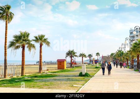 Menschen zu Fuß, Böschung, Larnaka, Zypern Stockfoto