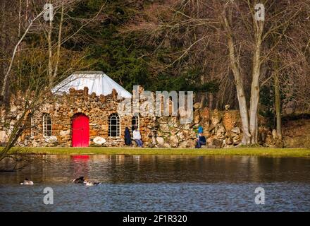 Zwei Frauen, die während der Covid-19-Pandemie, Gosford Estate, East Lothian, Schottland, Großbritannien, für einen Chat von Curling Lodge sozial distanziert waren Stockfoto