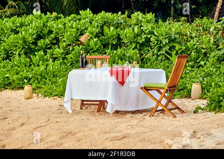 Tisch für romantisches Abendessen am Strand auf den Seychellen Stockfoto