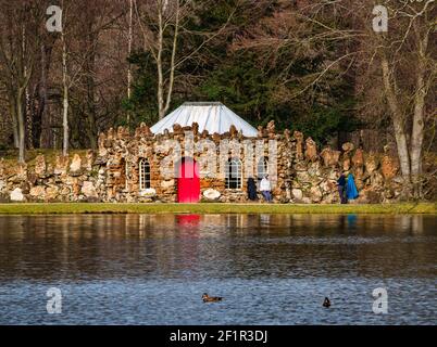 Zwei Frauen, die während der Covid-19-Pandemie, Gosford Estate, East Lothian, Schottland, Großbritannien, für einen Chat von Curling Lodge sozial distanziert waren Stockfoto