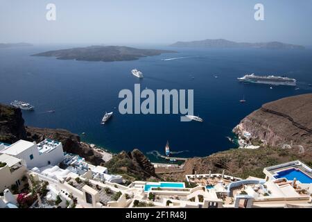 Panoramablick auf die Ägäis von Fira, Santorini, griechischen Inseln. Stockfoto