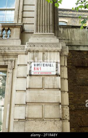 Porträt von Straßenschild an Steinmauer in London montiert SW1 Stockfoto