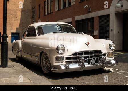 Ein weißes klassisches amerikanisches Auto, das in einer Seitenstraße in London geparkt ist. Stockfoto