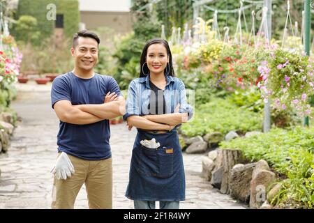 Porträt von glücklichen zuversichtlich vietnamesischen Mann und Frau in der Arbeit Gartencenter Stockfoto