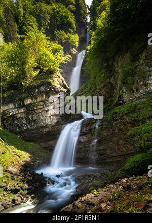 Ein Blick auf den idyllischen Dieselbachwasserfall im Schweizer Alpen bei Braunwald und Glarus im sp Stockfoto