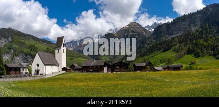 Historisches Dorf und Kirche von Elm im Kanton Glarus im Herzen der Schweizer Alpen Stockfoto