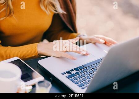 Junge Frau chatten online mit Laptop Stockfoto