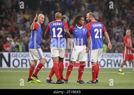 Zinedine Zidane (Frankreich 98) feierte das Tor von Thierry Henry (Frankreich 98), Youri Djorkaeff (Frankreich 98), Christian Karembeu (Frankreich 98), Christophe Dugarry (Frankreich 98) beim Freundschaftsspiel 2018 zwischen Frankreich 98 und FIFA 98 am 12. Juni 2018 in der U Arena in Nanterre bei Paris, Frankreich - Foto Stephane Allaman / DPPI Stockfoto