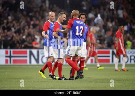 Youri Djorkaeff (Frankreich 98) feierte das Tor von Thierry Henry (Frankreich 98), Zinedine Zidane (Frankreich 98), Christian Karembeu (Frankreich 98) beim Freundschaftsspiel 2018 zwischen Frankreich 98 und FIFA 98 am 12. Juni 2018 in der U Arena in Nanterre bei Paris, Frankreich - Foto Stephane Allaman / DPPI Stockfoto