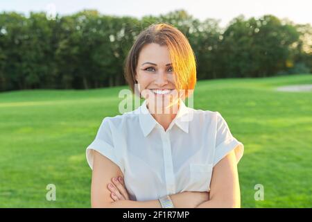 Outdoor-Porträt von positiven zuversichtlich reifen Frau. Stockfoto