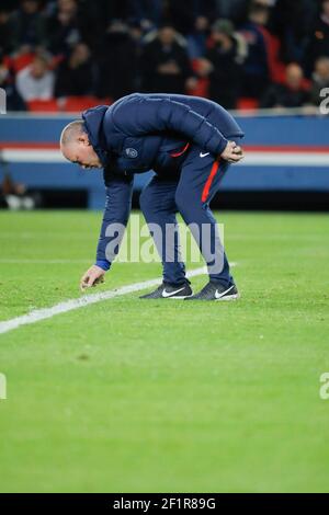 Jonathan Calderwood (gardner PSG) bei der Arbeit in der Halbzeit während der französischen Meisterschaft L1 Fußballspiel zwischen Paris Saint-Germain und Lyon am 7th. Oktober 2018 im Parc des Princes Stadion in Paris, Frankreich - Foto Stephane Allaman/ DPPI Stockfoto