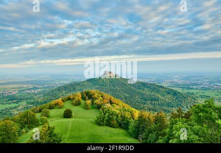 Burg von der Burg von der Burg von der Burg von der Burg von der Burg von der Spitze der Berge Stockfoto