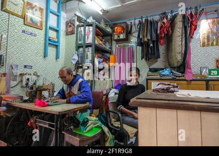 Kolkata, Indien - Januar 2021: Schneiderarbeit mit einer Nähmaschine in Kolkata am 29. Januar 2021 in Westbengalen, Indien. Stockfoto