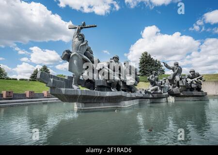 Kreuzung des Dnjepr-Denkmals im Nationalmuseum der Geschichte der Ukraine im Zweiten Weltkrieg Gedenkkomplex - Kiew, Ukraine Stockfoto