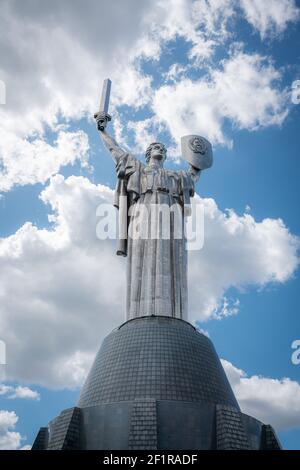 Das Vaterlandsdenkmal im Nationalen Museum der Geschichte der Ukraine im Zweiten Weltkrieg Gedenkkomplex - Kiew, Ukraine Stockfoto