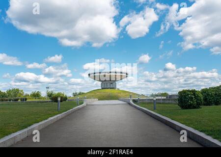 Schüssel der Flamme des Ruhms im Nationalmuseum der Geschichte der Ukraine im Zweiten Weltkrieg Gedenkkomplex - Kiew, Stockfoto